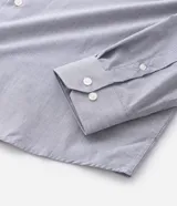 Camisa de corte regular, color gris claro, con cuello inglés, manga larga y cierre frontal con botones. Confeccionada en una mezcla de algodón y poliéster, presenta un diseño clásico y versátil de la marca Marfinno.