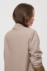 Blazer sastrero negro de calce relajado, con solapa clásica, cierre de un botón frontal y bolsillos con tapa en los laterales.