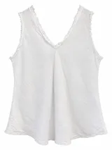 Musculosa de lino color blanco, con escote en V y detalles de terminación desflecada en cuello y sisas, de corte amplio y fluido.