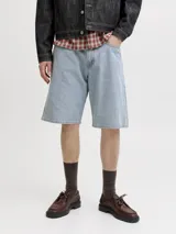 Shorts de denim de corte holgado y largo hasta las rodillas, en color celeste claro, estilo bermuda de jean.