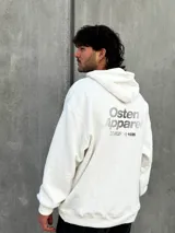 Canguro blanco con capucha ajustable con cordones, bolsillo tipo canguro y logo estampado en el pecho.