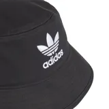 Gorro tipo bucket Adidas de color negro con el logotipo del Trifolio y el nombre de la marca bordados en blanco en el frente.