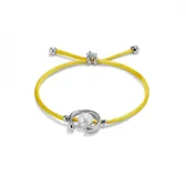 Pulsera de hilo amarillo con fornitura bañada en plata de ley y perla shell.
