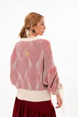 Buzo bicolor de punto con diseño de texturas, cuello redondo, mangas amplias con puños ajustables mediante cordones largos y dobladillo acanalado.