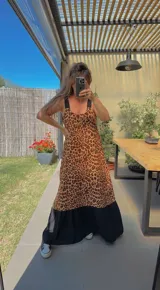 Vestido largo de fibrana con estampado animal print y volado en el ruedo.