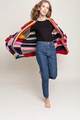 Maxi cardigan tejido de lana merino con diseño a rayas horizontales de colores: rojo, marrón, azul, amarillo, rosa y blanco. Tiene mangas globo y bolsillos frontales.