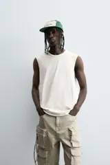 Musculosa gris de corte holgado con cuello redondo y sisa ancha.