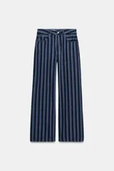 Jeans de tiro medio y corte recto, con diseño de rayas verticales en tonos de azul. Cuenta con trabillas, cinco bolsillos y cierre frontal con cremallera y botón metálico.