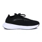 Championes deportivos negros de hombre, acordonados, con suela blanca y detalles en gris.