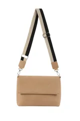 Bandolera de cuero sintético negro con solapa frontal y herrajes plateados. Incluye una correa ajustable y extraíble con diseño de rayas en tonos beige y negro.