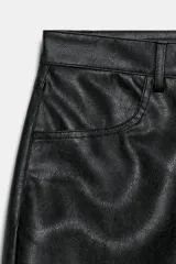 Pantalón de tiro medio confeccionado en material efecto piel color negro. Presenta corte recto, bolsillos laterales y traseros, y detalle de pliegues en el frente. Cierre frontal con cremallera y gancho metálico.