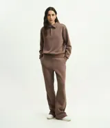 Saco cerrado de algodón con felpa, color bordó, con cuello polo, cierre frontal con botones, manga larga y puños y bajo ajustados.