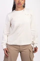 Buzo negro de algodón de corte clásico con cuello redondo y mangas largas. Tiene un pequeño logo bordado en el pecho.