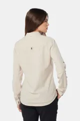 Camisa de lino color verde menta, de manga larga con botones personalizados, cuello camisero, dos bolsillos frontales en el pecho y presilla en la manga.