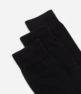 Pack de tres pares de medias largas de caña alta para hombre, confeccionadas en tejido de algodón con textura acanalada y diseño liso.