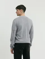 Cardigan de punto con escote en V, cierre frontal con botones, manga larga y detalles de tejido menguado en las sisas.