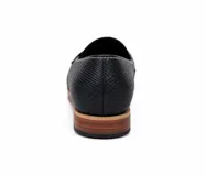 Mocasines de cuero plateado con acabado texturado, diseño clásico con costuras visibles y vira de suela natural cosida. Cuenta con taco plano de 2 cm y plantilla anatómica.