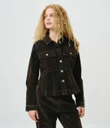 Campera ajustada de jean con acabado aterciopelado color marrón oscuro, cuello camisero, manga larga, cierre frontal con botones metálicos y bolsillos frontales con solapa.