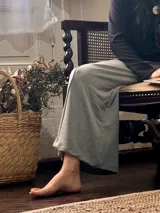 Conjunto compuesto por un pantalón palazzo de tiro alto con bolsillos laterales y faja ancha en la cintura, y un remerón de manga tres cuartos. Ambas prendas confeccionadas en tejido de viscosa con spandex.