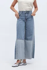 Jean wide leg de diseño bicolor y corte holgado de pierna ancha con tiro alto, confeccionado en denim de algodón con contraste de tonos.