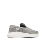 Zapatilla tipo slip-on Columbia, confeccionada en una combinación de lona y ante color gris. Presenta suela blanca de tecnología Omni-GRIP LT, diseño náutico casual y etiqueta lateral de la marca.