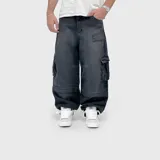 Pantalón cargo ultra baggy de denim negro con lavado ácido, corte muy holgado y múltiples bolsillos laterales.