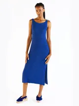 Vestido midi sin mangas de punto con hilo Lurex azul, escote bote redondeado y aberturas laterales.