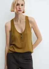 Musculosa de tejido fluido color verde oliva, con escote redondo, tirantes anchos y detalle de botones decorativos en el frente.