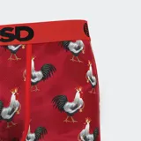 Calzoncillos bóxer rojos con estampado de gallos y cintura elástica roja con logo de la marca PSD en negro.