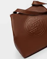 Bolso de hombro azul marino de cuero graneado con logo grabado en el centro.