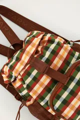 Mochila pequeña con estampado de cuadros multicolor, solapa con hebilla y cierre de cordón ajustable, bolsillo frontal con cierre y bolsillos laterales de red.