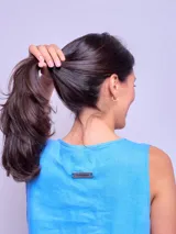 Vestido de lino sin mangas en color turquesa, con escote en V y detalle de volado en el ruedo con terminación asimétrica.