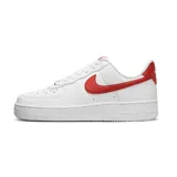 Championes Nike Air Force 1 de corte bajo, color blanco con detalles en textura de piel de serpiente en tono bronce en el swoosh lateral y en el talón.