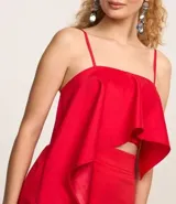 Blusa cropped roja de satén con breteles finos, escote cuadrado, lastex en la espalda y volado asimétrico.