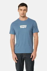 Remera celeste de algodón con logo Levi's blanco estampado en el pecho.