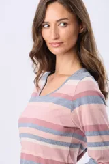 Remera de algodón de manga larga con escote redondo y estampado de rayas horizontales en tonos beige, rosado y azul. Presenta una pequeña abertura lateral en el dobladillo y un detalle de botón dorado.