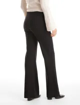 Pantalón wide leg de tiro alto con cintura elástica y costura central pespuntada en el frente de cada pierna.