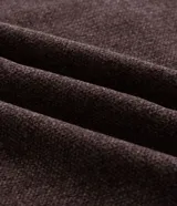 Suéter masculino de cuello redondo y manga larga, confeccionado en tejido fleece con textura suave. Presenta puños y ruedo acanalados, con un diseño liso y minimalista.