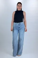 Pantalón wide leg de denim celeste claro, con costuras deflecadas y detalles deshilachados en la cintura y el remate de las piernas.