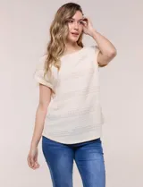 Blusa celeste de tejido calado tipo pointelle, con escote redondo, mangas cortas con dobladillo y presilla con botón, y ruedo curvo.
