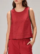 Top sin mangas de lino color rojo, con cuello redondo y corte recto holgado.