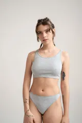 Bombacha colaless de tiro medio-alto, color gris, confeccionada en algodón y elastano, con doble protección de tela en la zona de la entrepierna.