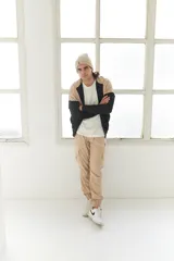 Campera de nylon anti-lluvia con capucha, combinación de colores beige y negro.