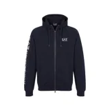 Campera con capucha y cierre frontal, color azul marino. Presenta el logo de la marca en el pecho y el nombre de la marca estampado verticalmente en la manga derecha. Cuenta con bolsillos frontales y cordones ajustables en la capucha.