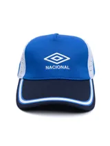 Gorra deportiva Umbro del Club Nacional de Football, modelo Trener. Diseño en color azul y azul marino con detalles en blanco y perforaciones laterales para mayor transpirabilidad. Presenta el logo de Umbro y la inscripción 'Nacional' bordados en el frente.