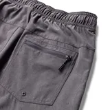Short deportivo gris de poliéster reciclado y elastano, con cintura elástica y cordón ajustable.