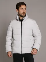 Campera puffer Calvin Klein acolchada, de color gris claro, con cuello alto, cierre frontal con cremallera negra y bolsillos laterales con cierre.
