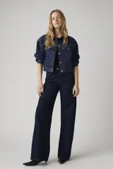 Jean de mujer azul oscuro, de corte recto y tiro alto.