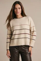 Sweater de tejido de punto con diseño de rayas horizontales en tonos tierra y bordó sobre base color crema. Presenta cuello redondo, mangas largas y terminaciones acanaladas en puños y ruedo.