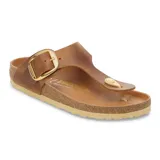 Sandalias Birkenstock modelo Gizeh Big Buckle de cuero color marrón cognac, diseño de tiras con separación para el dedo, hebilla metálica grande dorada y suela anatómica de corcho.